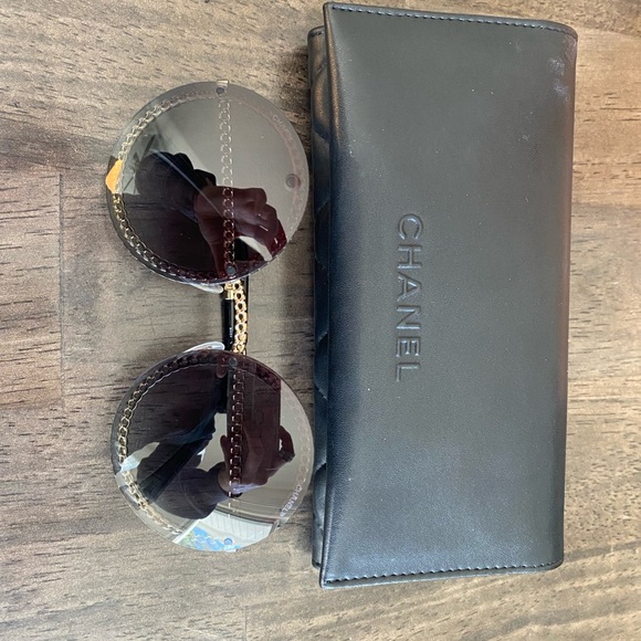 Chic Black Sunglasses with Chain Detail main image 11